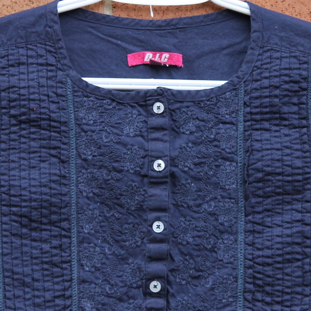 D.L.G Top - Picture 3 of 3